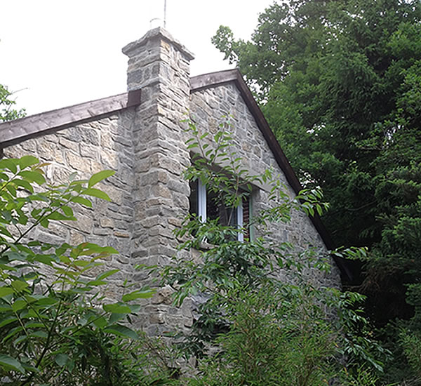 Massiver Außenschornstein aus Naturstein - Englische Cottages aus Celle - Bauunternehmen Alan Berry