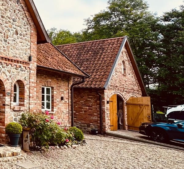 Massiv gemauerte Garage aus Backstein - Englische Cottages aus Celle - Bauunternehmen Alan Berry