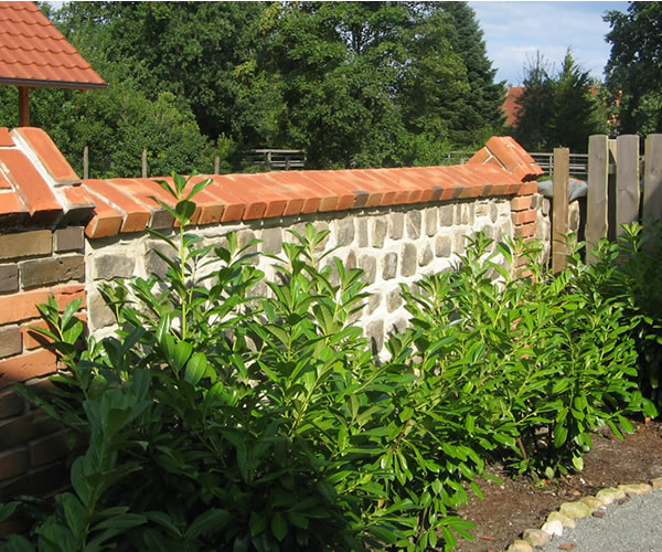 Gartenmauer aus Naturstein und Backstein - Englische Cottages aus Celle - Bauunternehmen Alan Berry