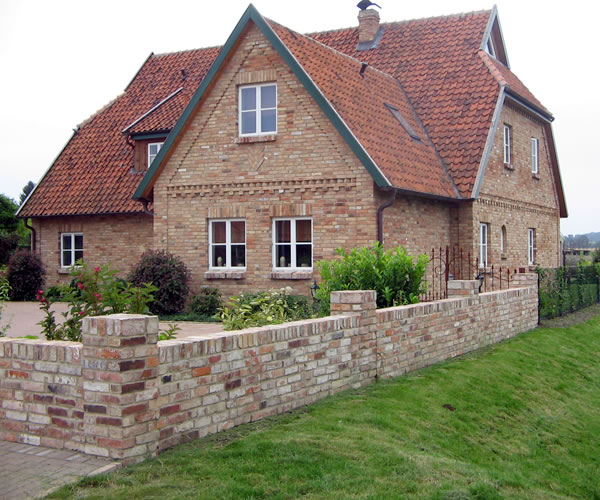 Grundstückmauer aus historischen Backsteinen - Englische Cottages aus Celle - Bauunternehmen Alan Berry