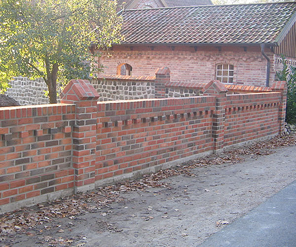 Detailreiche Gartenmauer aus einem Materialmix - Englische Cottages aus Celle - Bauunternehmen Alan Berry