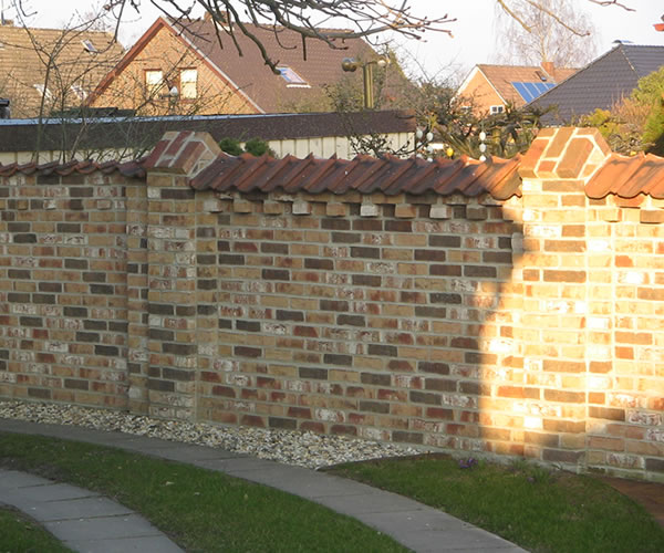 Ziegelstein Gartenmauer mit Dachpfannenabdeckung - Englische Cottages aus Celle - Bauunternehmen Alan Berry